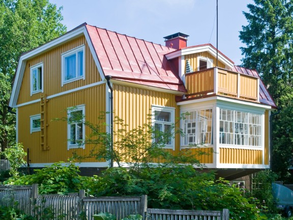 choosing paint for a wooden house