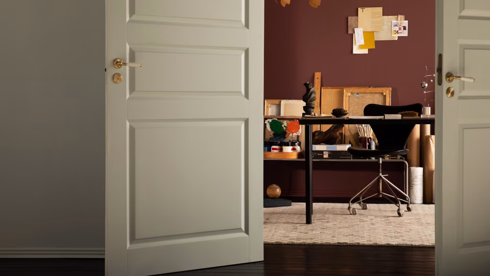Bold usage of colours creates a warm and cosy atmosphere