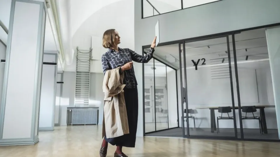 How can we use lighting to achieve a balanced colour palette