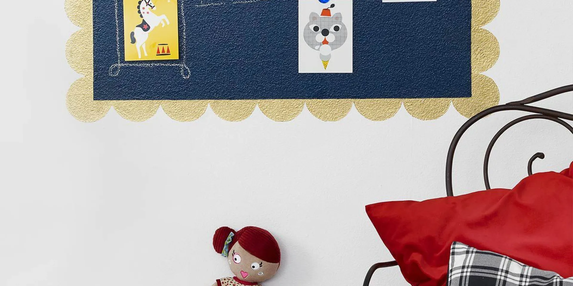 Circus wall with blackboard paint